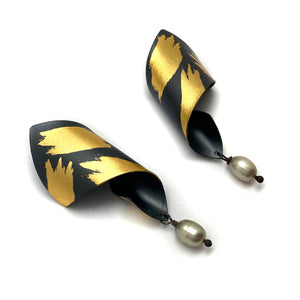 Black and Gold Pearl Twist Earrings-Earrings-Judith Neugebauer-Pistachios