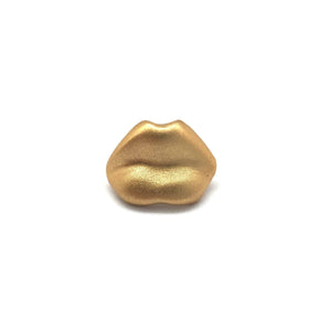 Kisses Pin - Gold-Pins-Aleksandra Przybysz-Pistachios