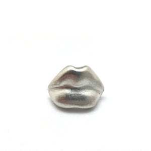 Kisses Pin - Silver-Pins-Aleksandra Przybysz-Pistachios